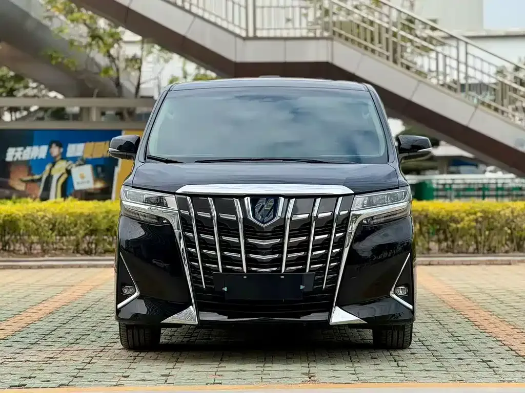 Toyota Alphard — фото 9