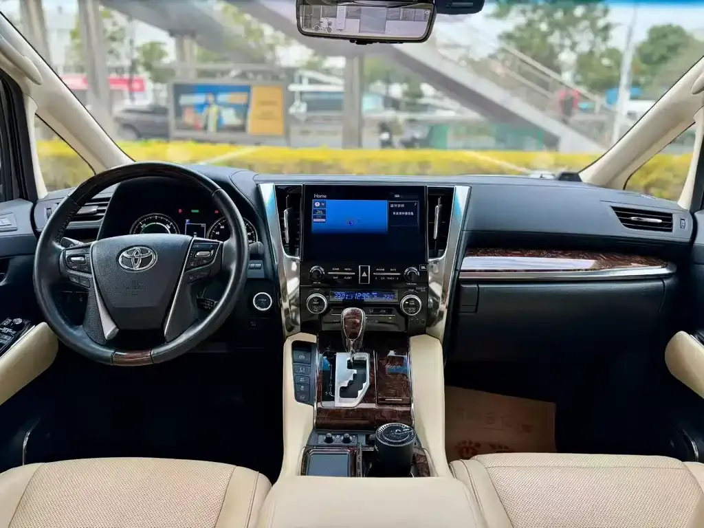 Toyota Alphard — фото 8