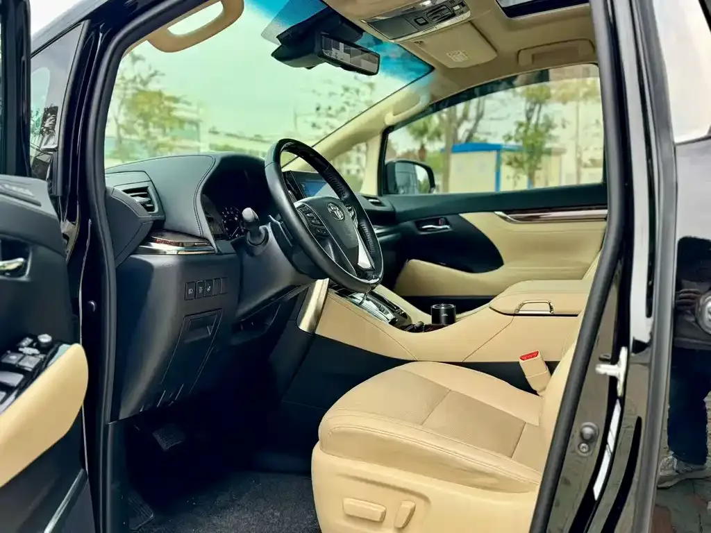 Toyota Alphard — фото 2