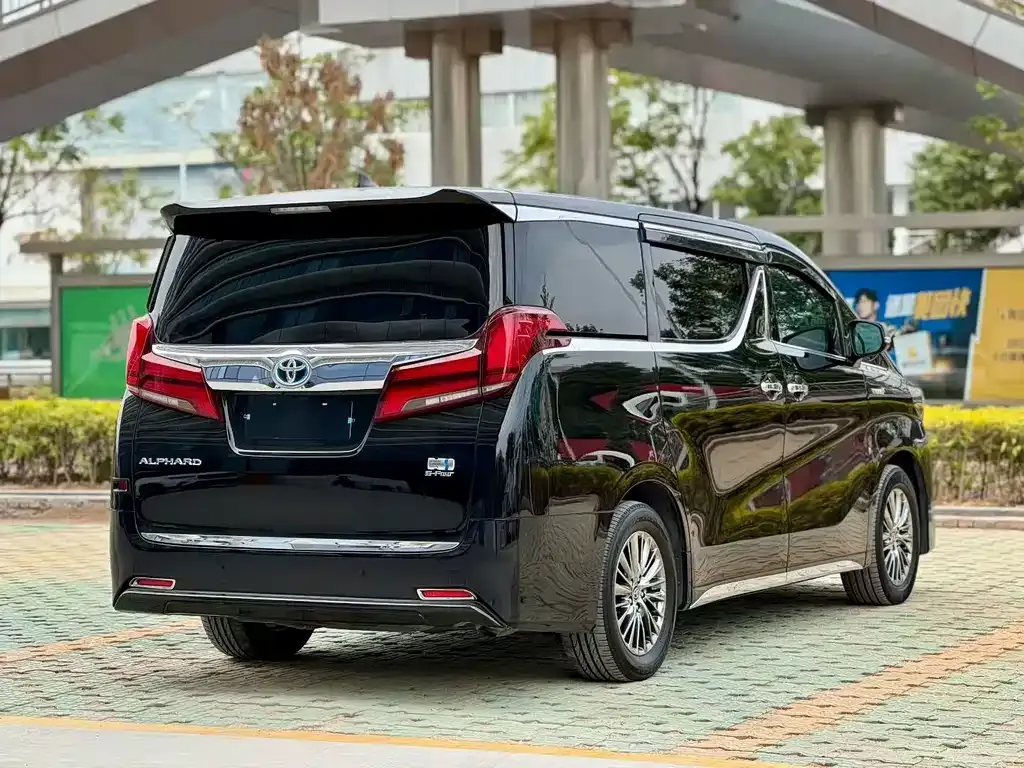 Toyota Alphard — фото 4