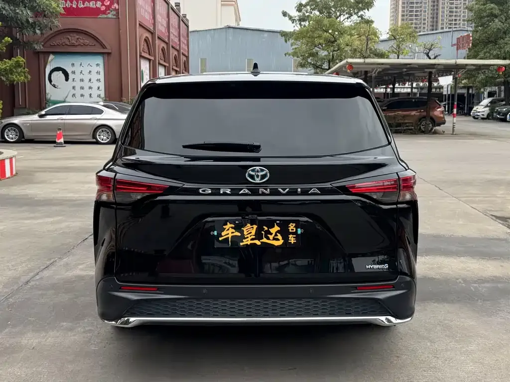 Toyota Granvia — фото 7