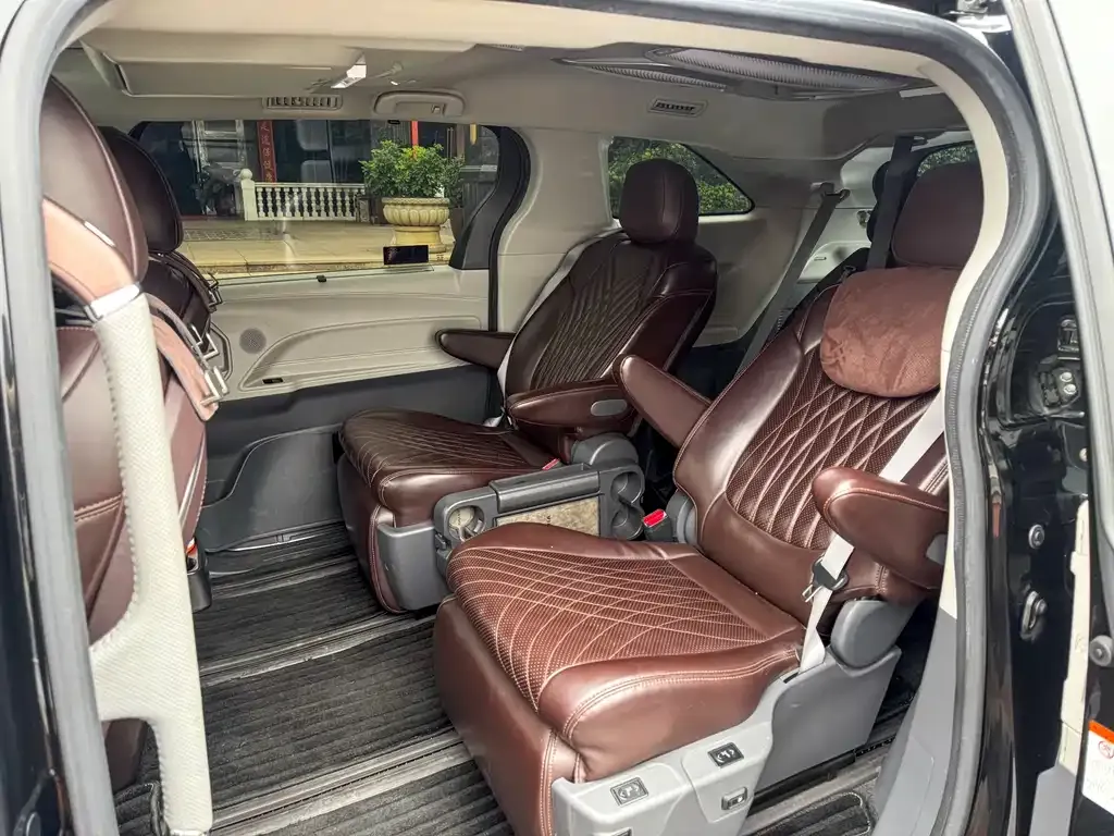 Toyota Granvia — фото 5