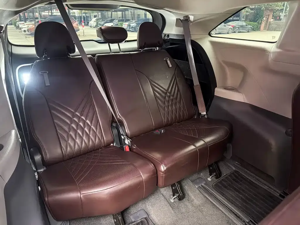 Toyota Granvia — фото 2