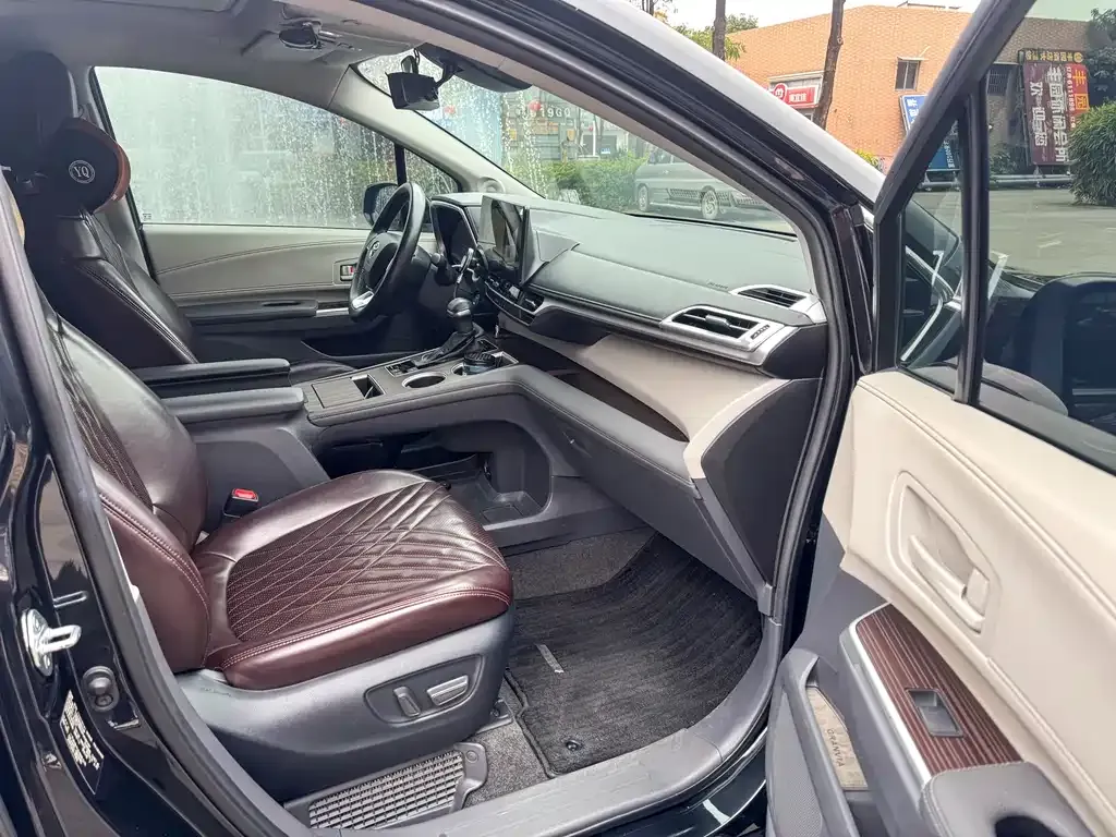 Toyota Granvia — фото 9