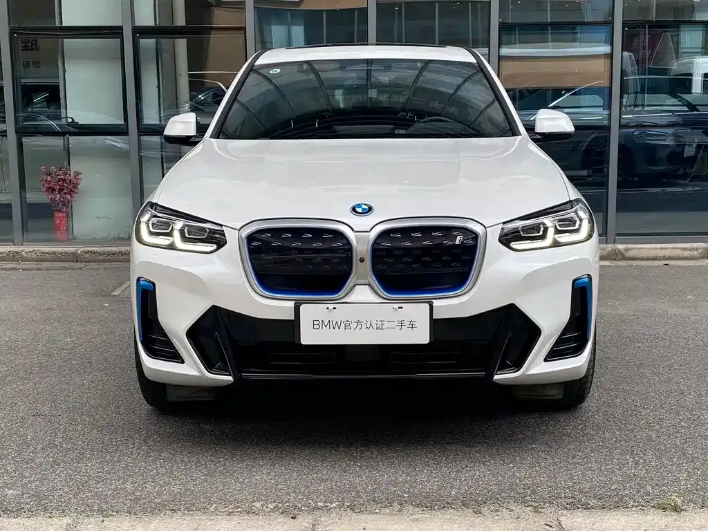 BMW iX3 — фото 10