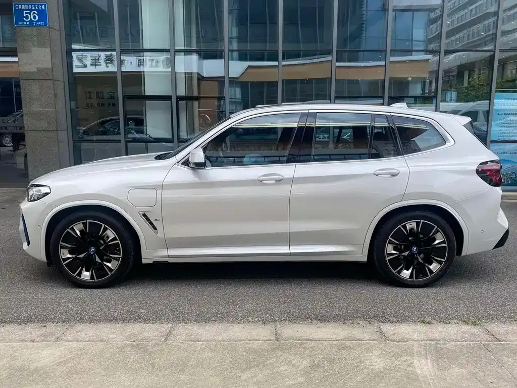 BMW iX3 — фото 9