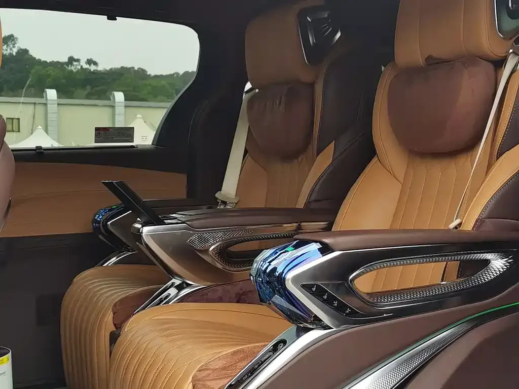 Toyota Granvia — фото 2