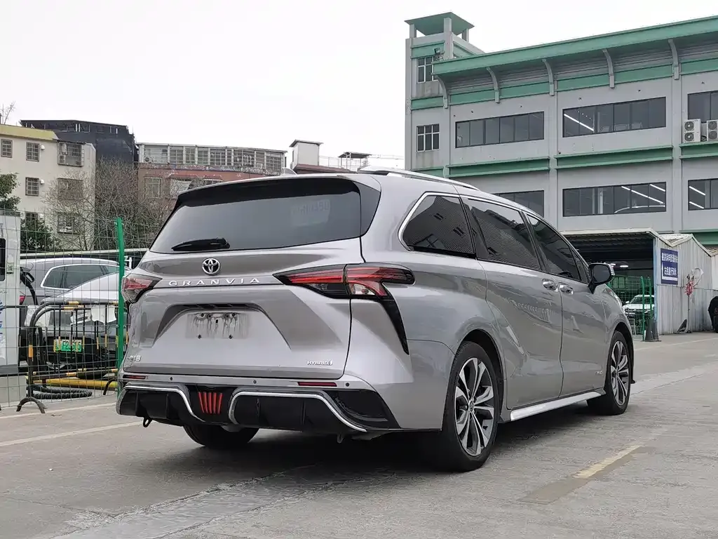 Toyota Granvia — фото 7