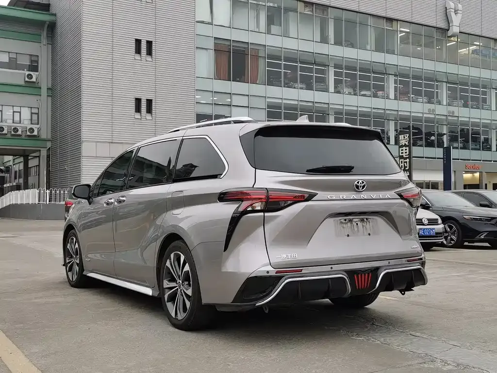 Toyota Granvia — фото 5