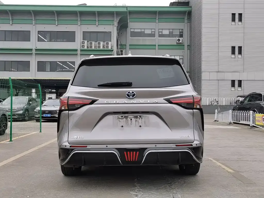 Toyota Granvia — фото 10