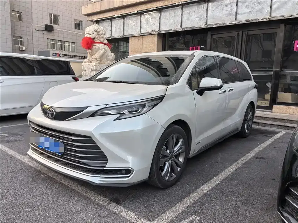 Toyota Sienna — фото 1