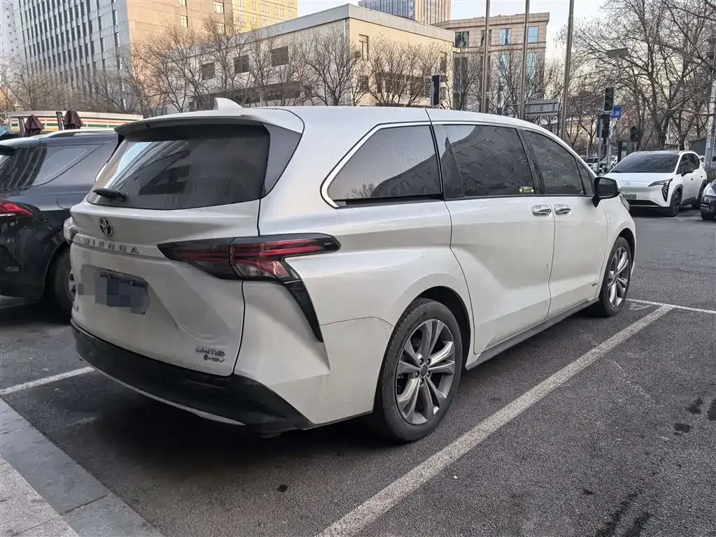 Toyota Sienna — фото 10