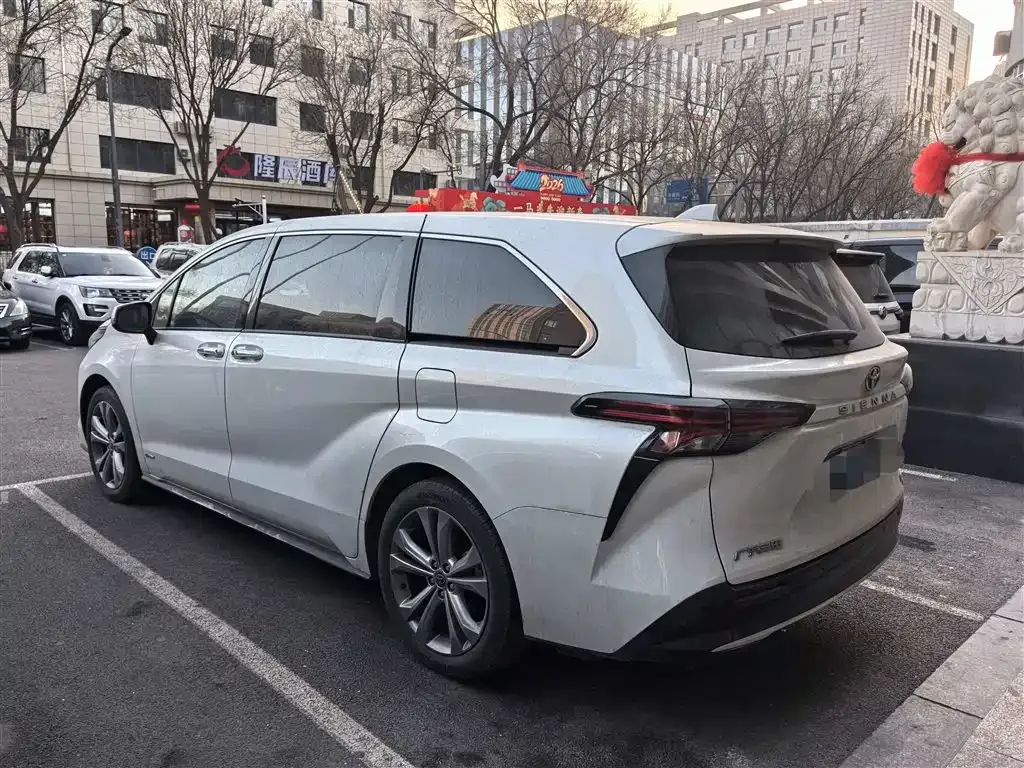 Toyota Sienna — фото 8