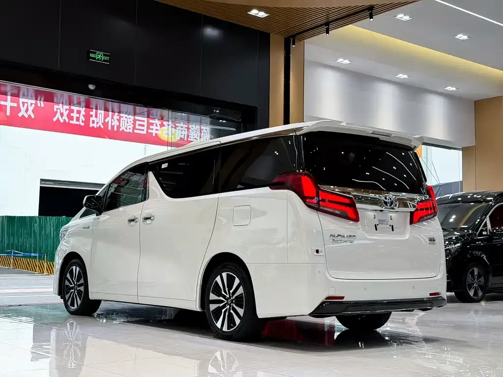 Toyota Alphard — фото 9