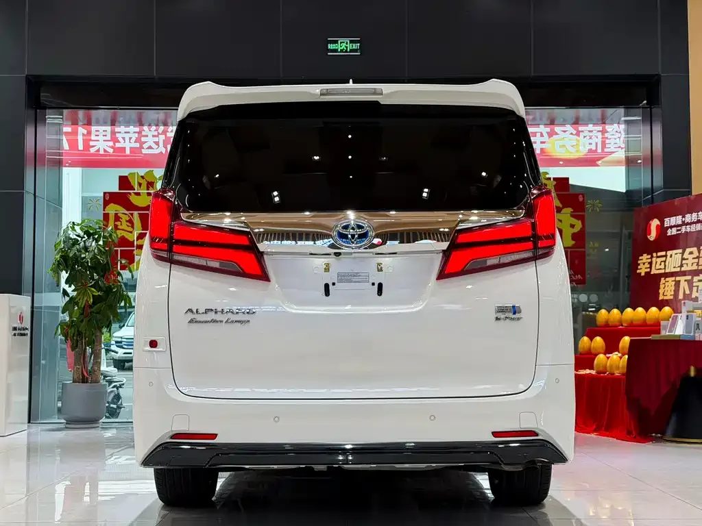 Toyota Alphard — фото 7