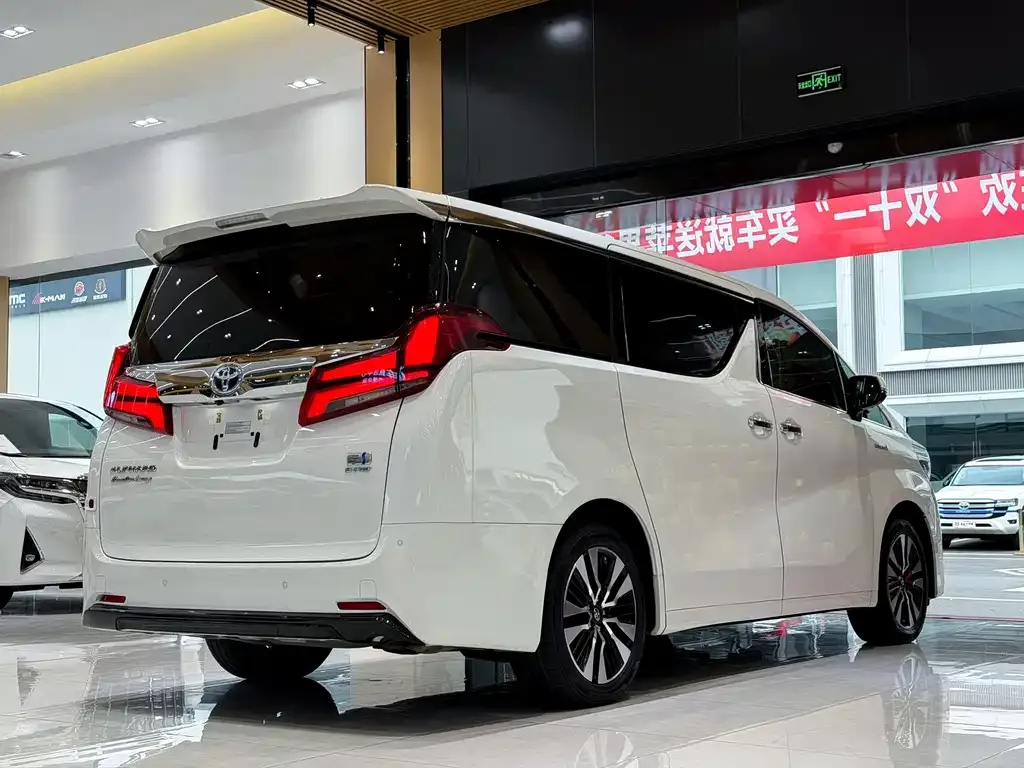 Toyota Alphard — фото 5