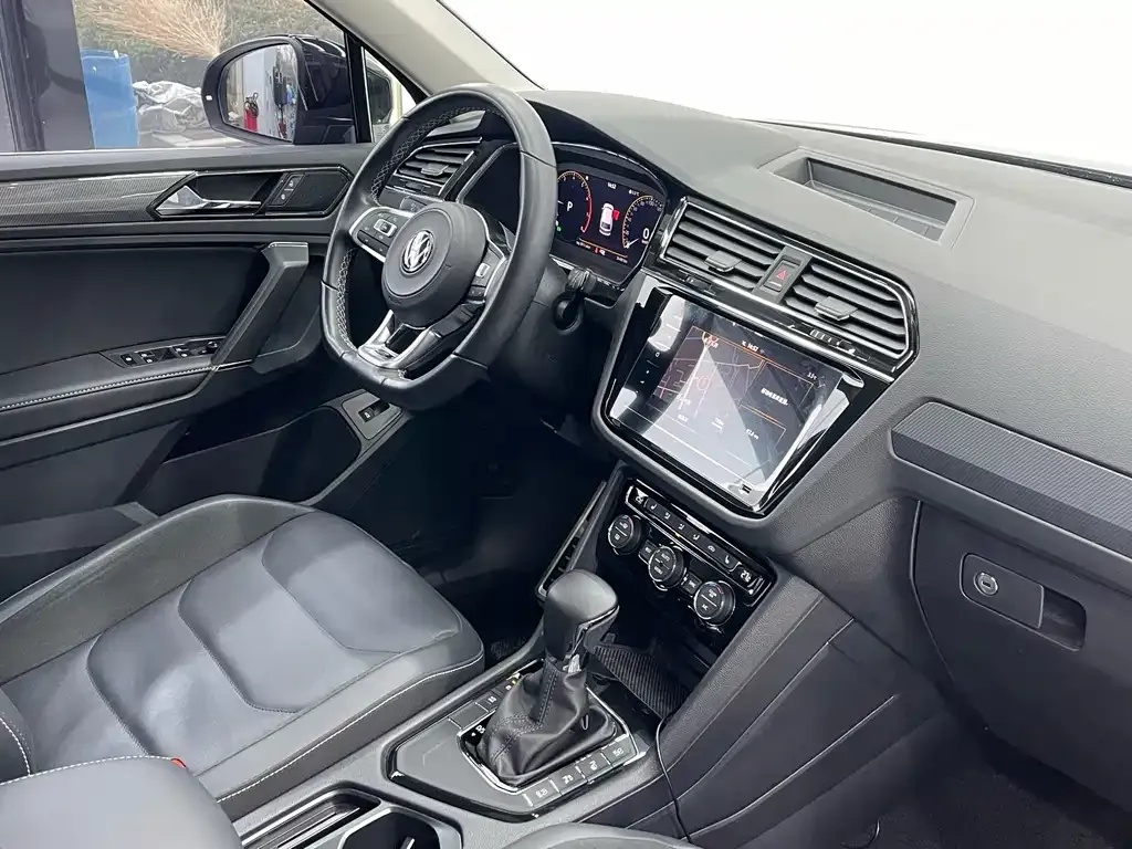 Volkswagen Tiguan L — фото 10