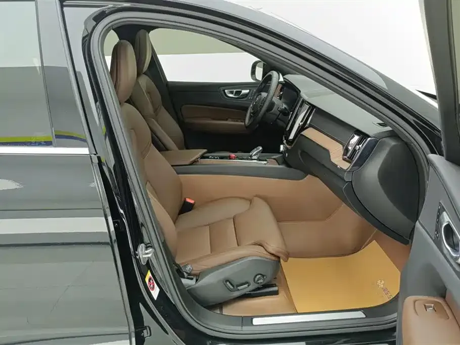 Volvo XC60 — фото 10