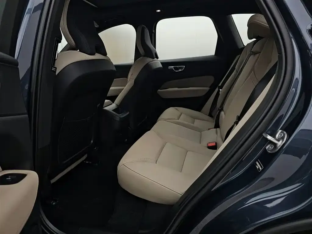 Volvo XC60 — фото 9