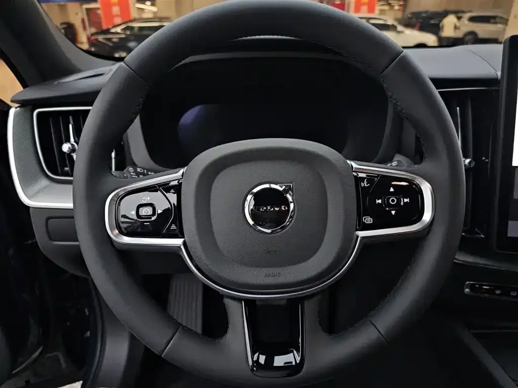 Volvo XC60 — фото 3