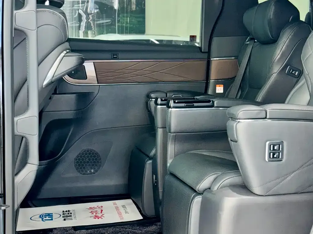 Toyota Vellfire — фото 2
