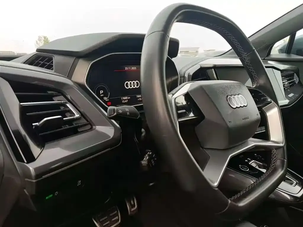 Audi Q4 e-tron — фото 3