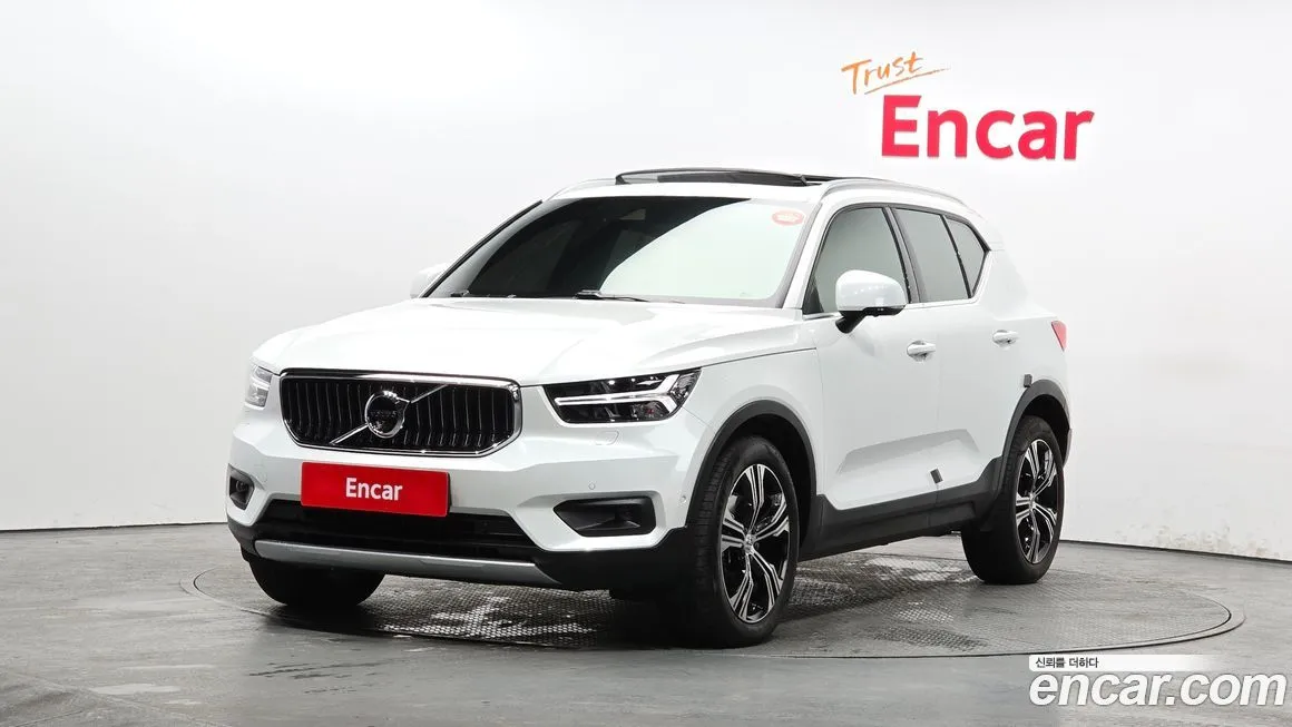 Volvo XC40 — фото 1