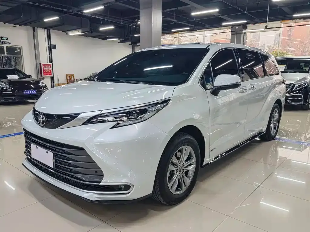 Toyota Sienna — фото 1