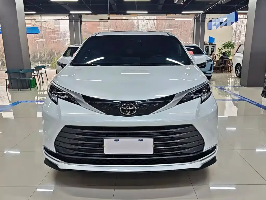 Toyota Sienna — фото 7