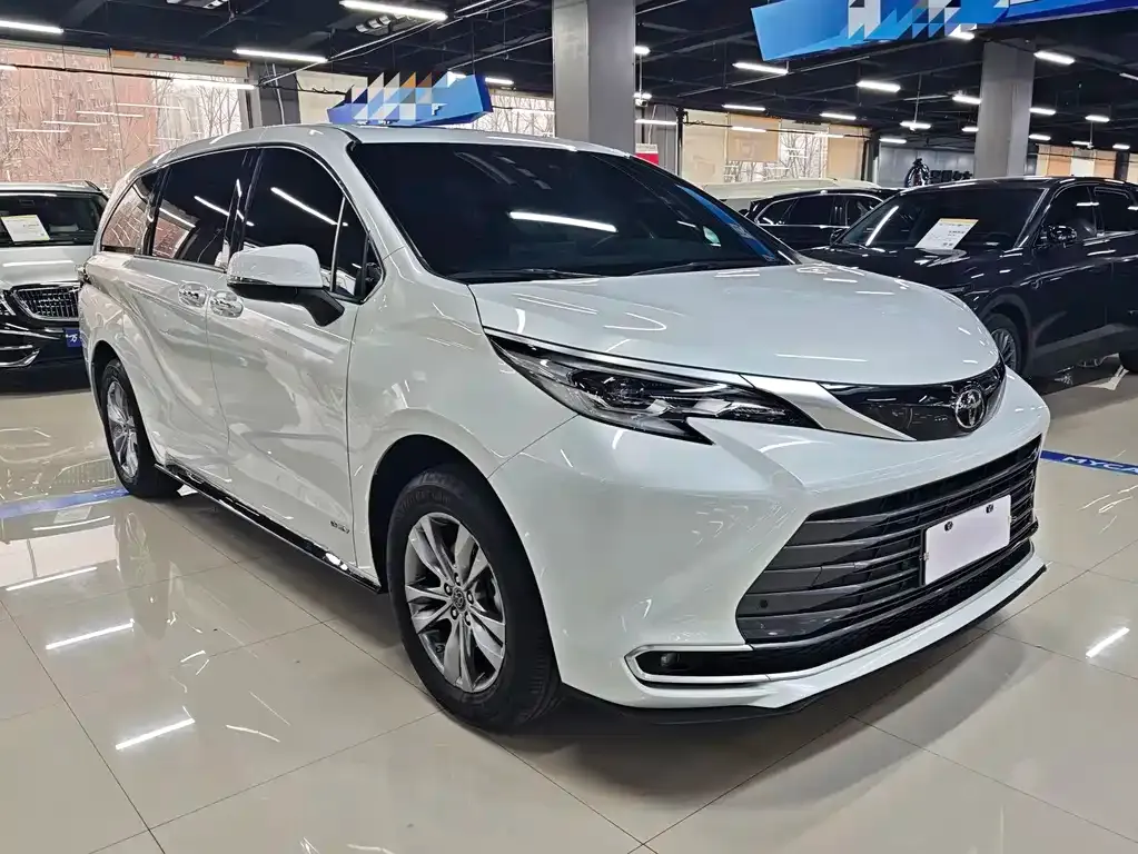 Toyota Sienna — фото 3