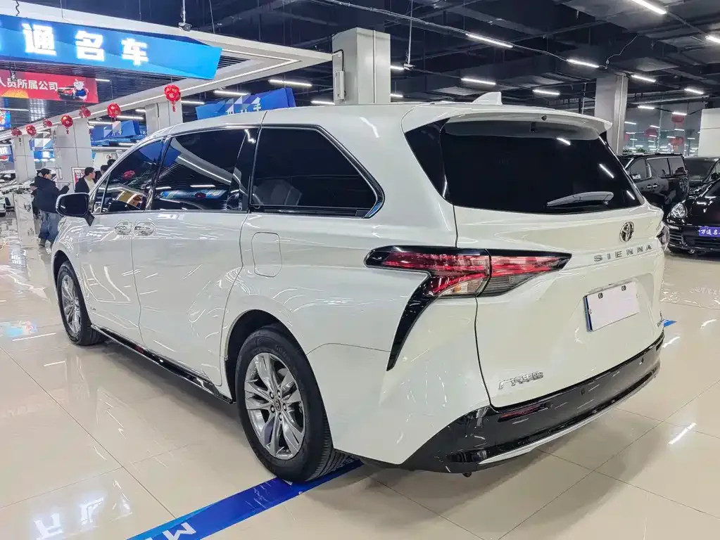 Toyota Sienna — фото 4