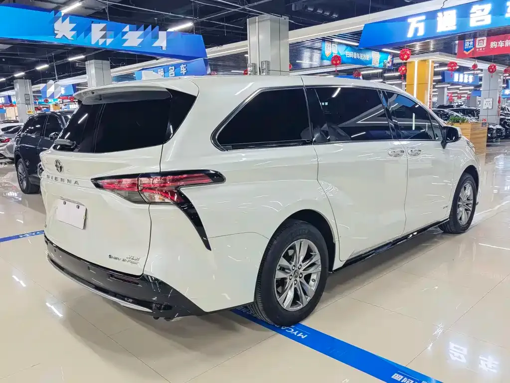 Toyota Sienna — фото 9