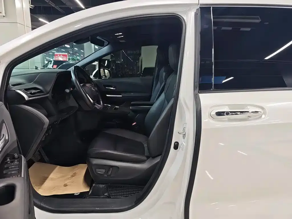 Toyota Sienna — фото 2