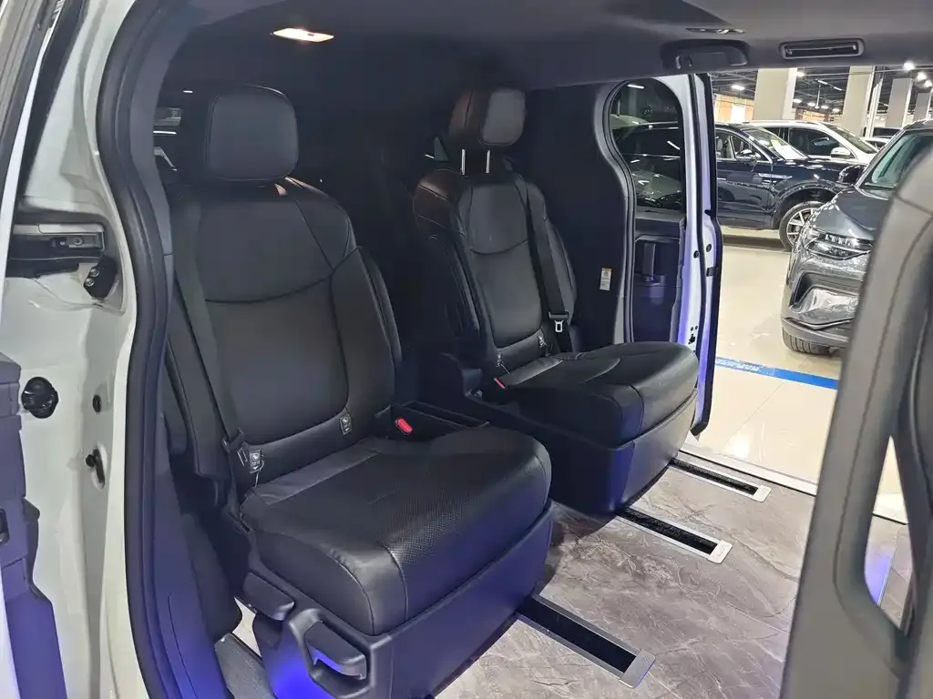 Toyota Sienna — фото 6