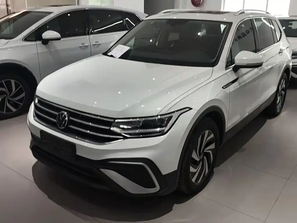 Volkswagen Tiguan L — фото 1
