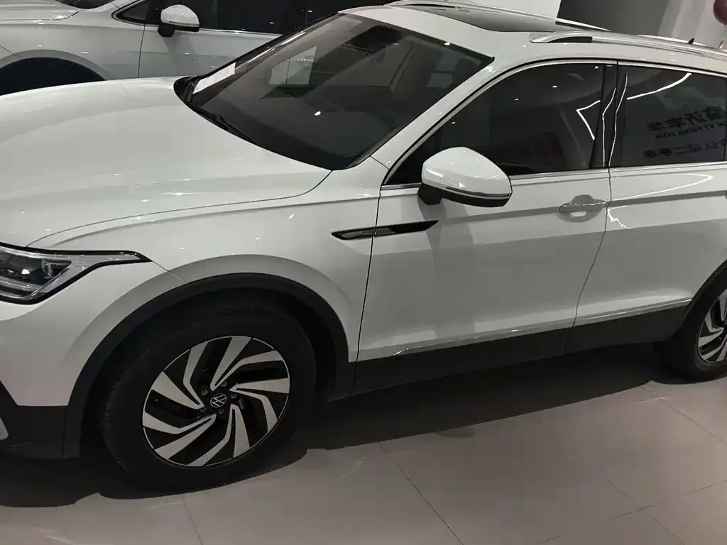 Volkswagen Tiguan L — фото 8