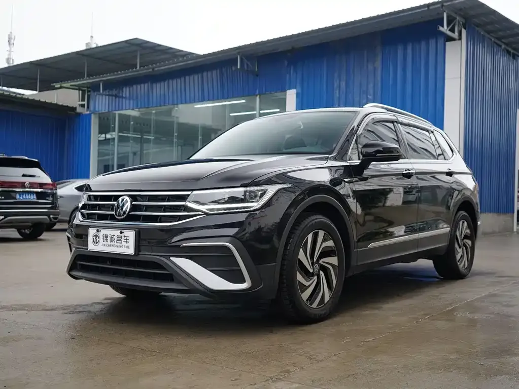 Volkswagen Tiguan L — фото 1