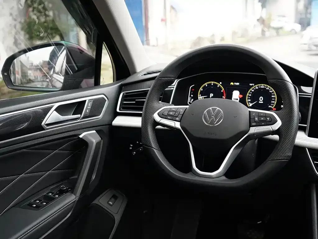 Volkswagen Tiguan L — фото 10