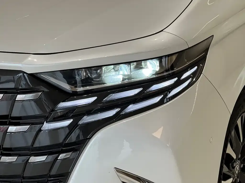 Toyota Alphard — фото 5