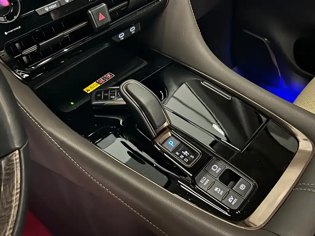 Toyota Alphard — фото 2