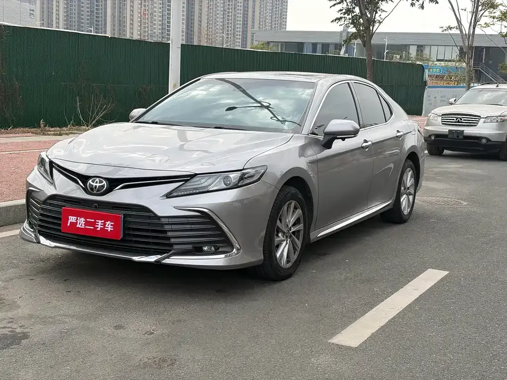 Toyota Camry — фото 1