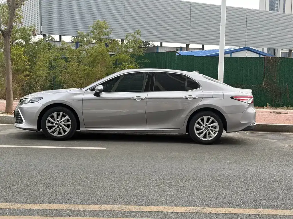 Toyota Camry — фото 7