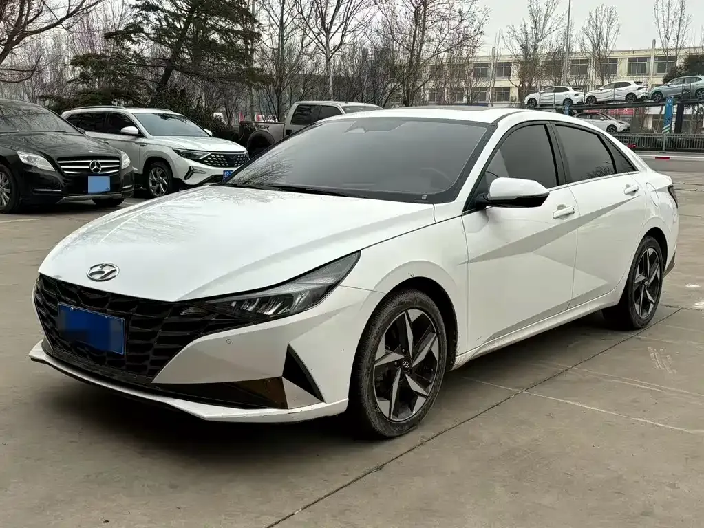 Hyundai Elantra — фото 1