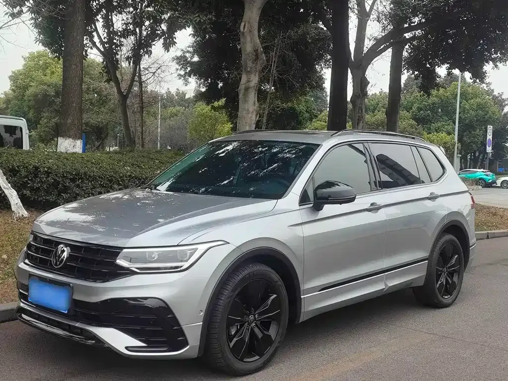 Volkswagen Tiguan L — фото 1