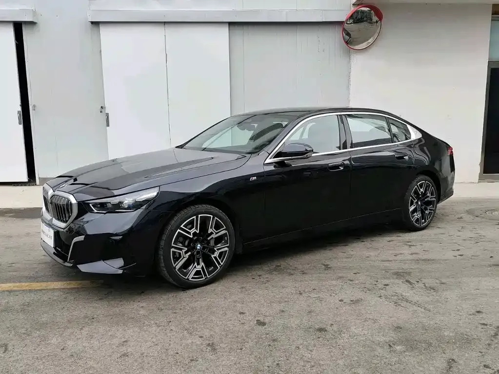 BMW 5 Series — фото 1