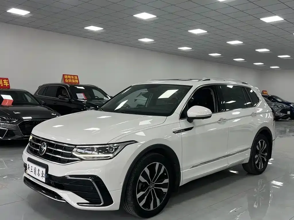 Volkswagen Tiguan L — фото 1