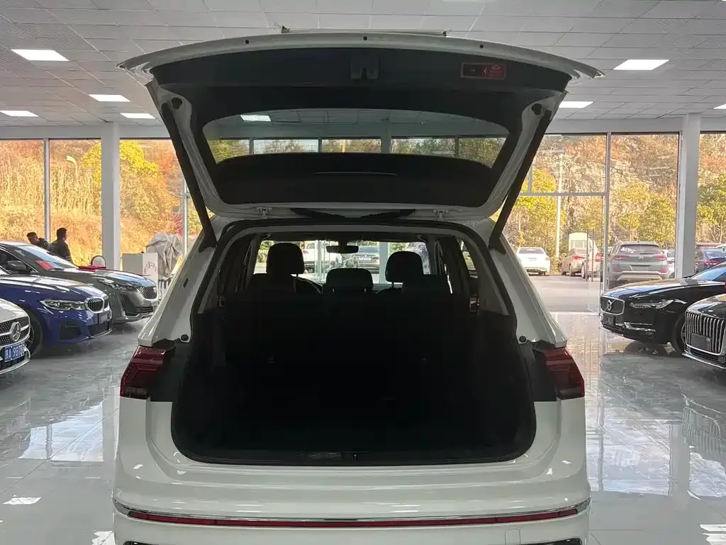 Volkswagen Tiguan L — фото 6