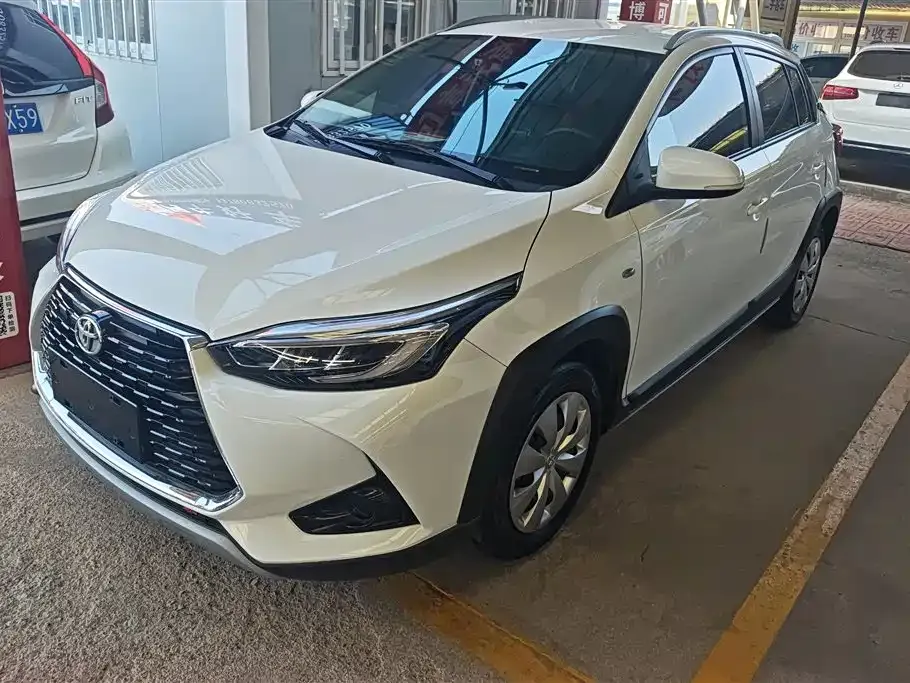 Toyota Yaris L — фото 1