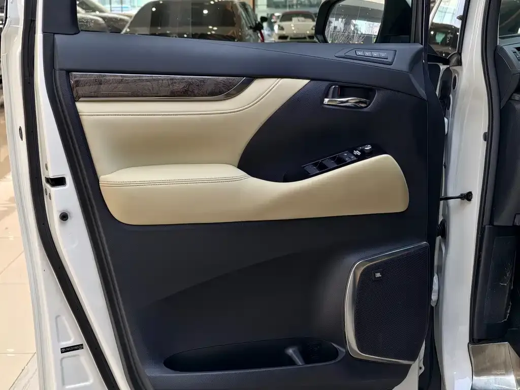 Toyota Vellfire — фото 3