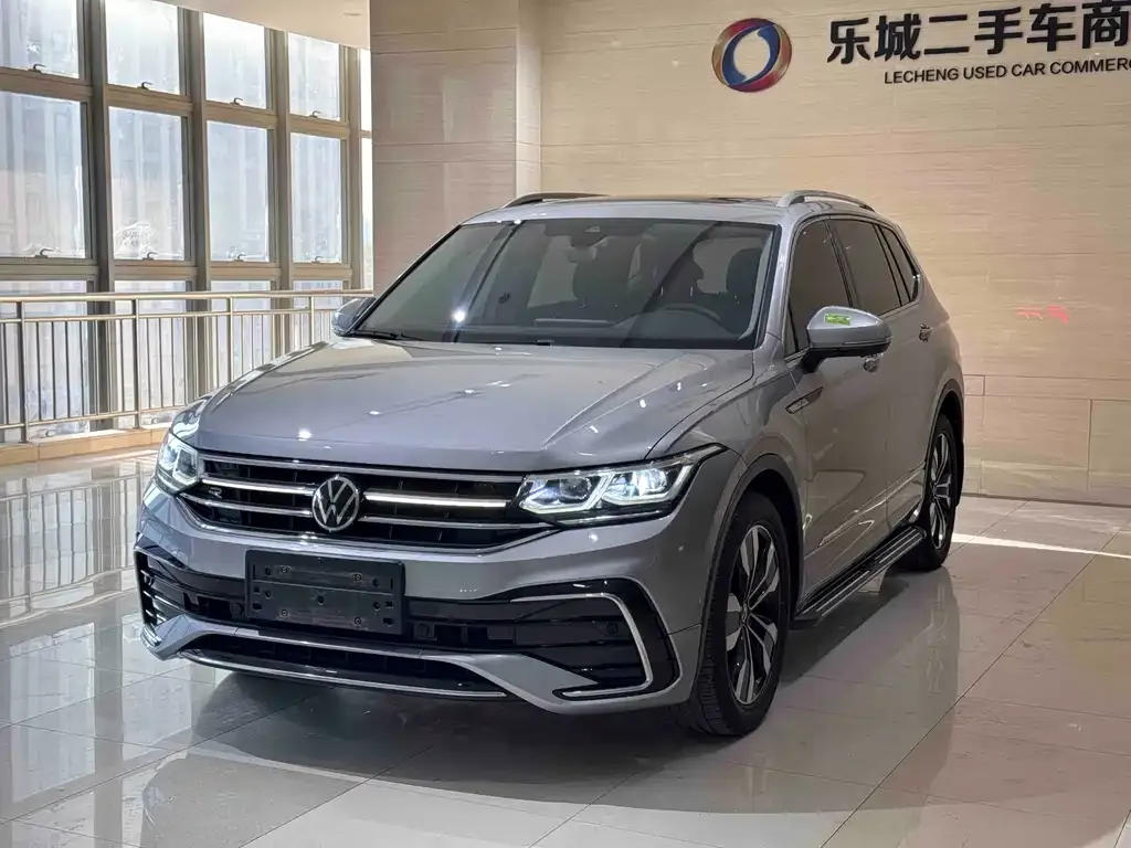 Volkswagen Tiguan L — фото 1